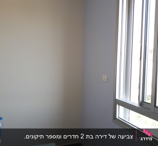 קיר צבוע בשני גוונים, שולחן עם פקקים